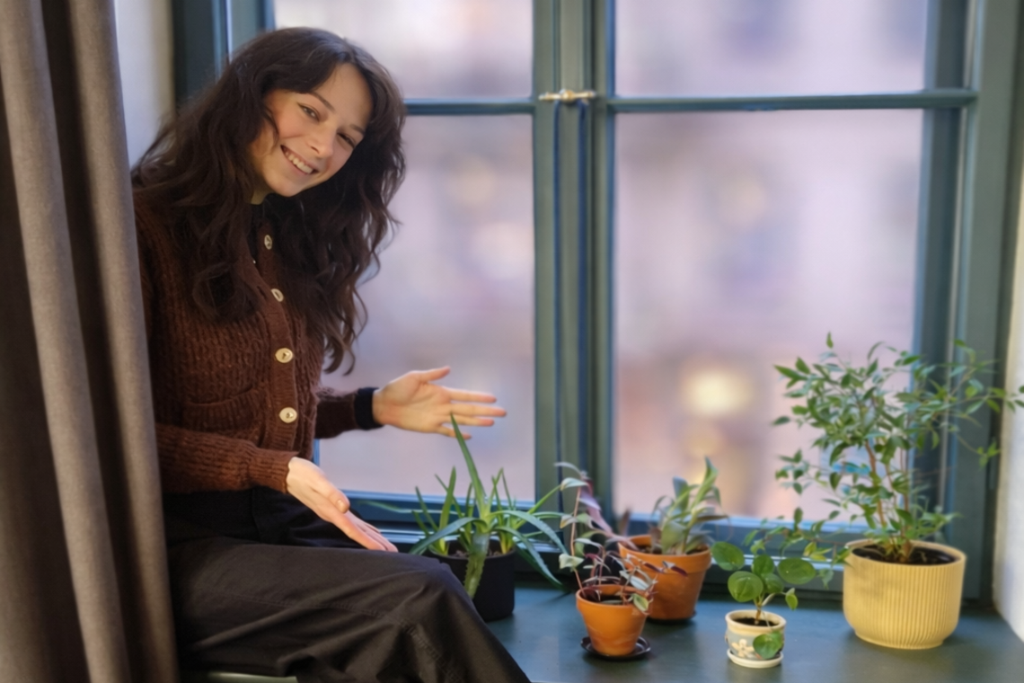 Aktrises Evelīnas Priedes "zaļie pirkstiņi" // Foto – Ieva Īzāka-Harjo